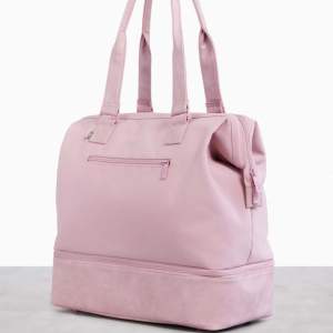 Beis weekender bag i färgen Atlas pink, helt ny oanvänd, prislappen finns kvar! Köptes för 98 USD som blir ungefär 1100 svenska kronor.