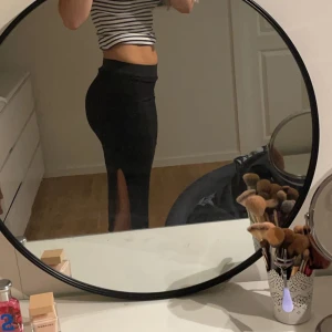 Lång kjol med slits - Jätte fin lång kjol med slits från Gina som tyvärr är för liten.