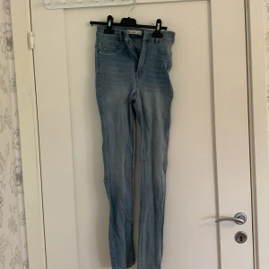 Molly jeans  - Blåa Molly jeans färgen är mer som bild 2