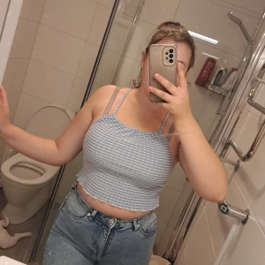 Topp - Topp köpt från Gina tricot. Som ny. Storlek xs ( jag har vanligtvis M men passst bra ändå ?) 