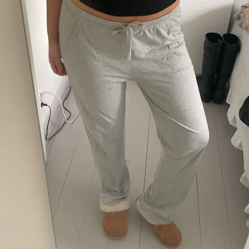 Mjukisbyxor från zalando som endast är använda en gång💞. Jeans & Byxor.