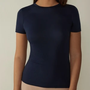 T-shirt  - Intimissimis trendiga T-shirts!!! Så himla snygga och sköna men blev tyvärr för stora för mig, köpte 3 i svart vit och marinblå, i nyskick💕 Köpte de för 399 men säljer alla för  150 eller en för 60