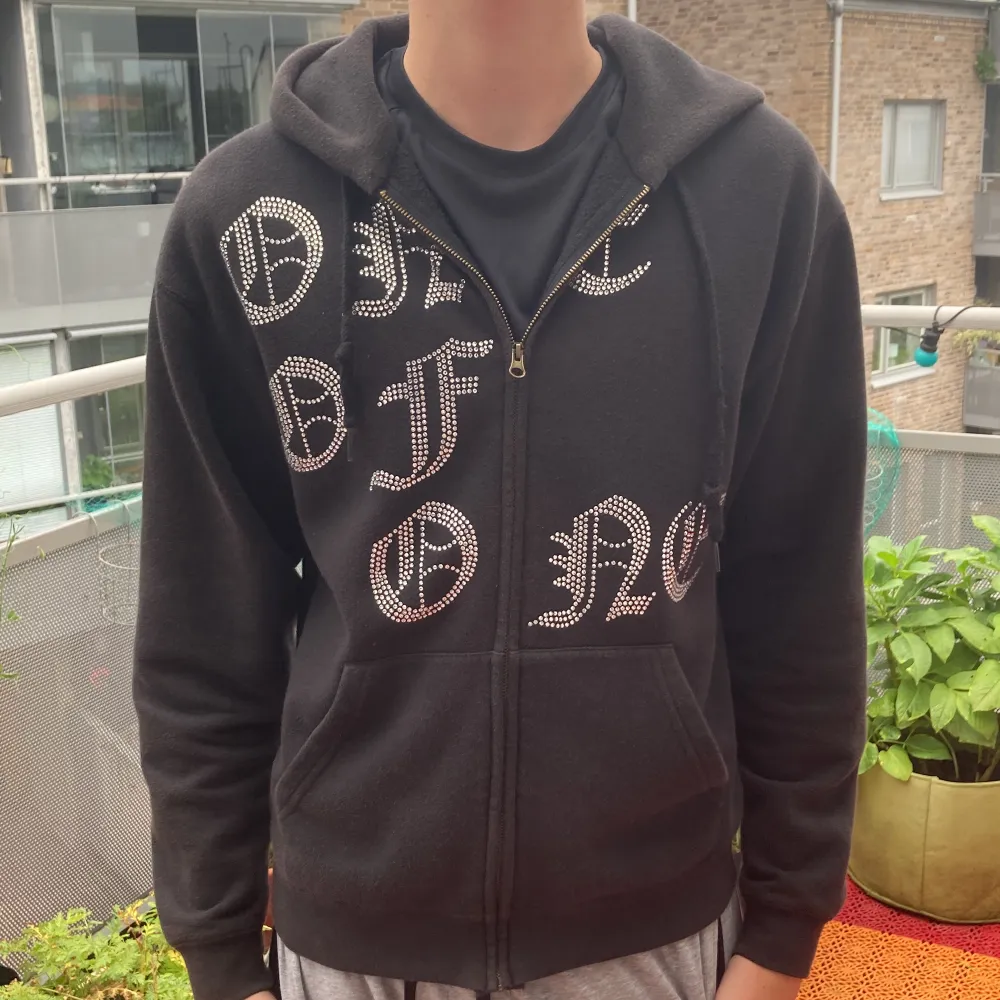 Säljer min one of one zip hoodie. Den är använd men ändå fint skick, alla stenar kvar.  Passa på nu när det är fri frakt och hör av dig vid frågor😊. Hoodies.