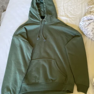 Hoodie  - Hoodie från bikbok i jätte fint skick. Jätte härlig grön färg💚