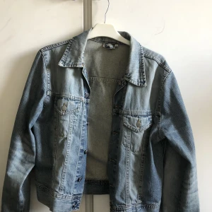 Jenasjacka - Jättesnygg oversize jeansjacka köpt secondhand!! För mig som bär s vanligtvis blir den perfekt oversize!! 💕
