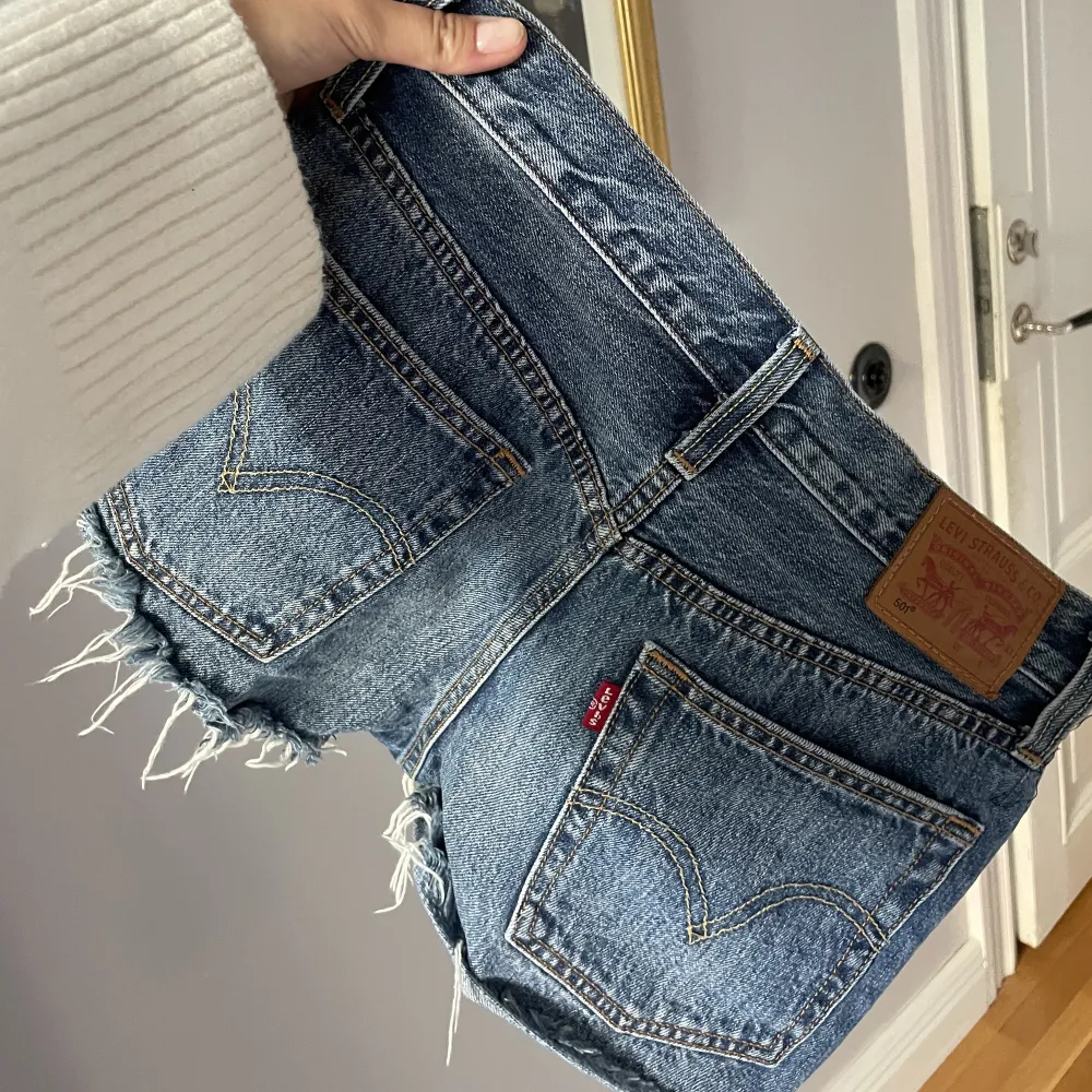 Vintage Levis 501 shorts i fint skick! Waist:26, passar xs/s. Har inga bilder med dom på pga för små❤️🥰. Shorts.