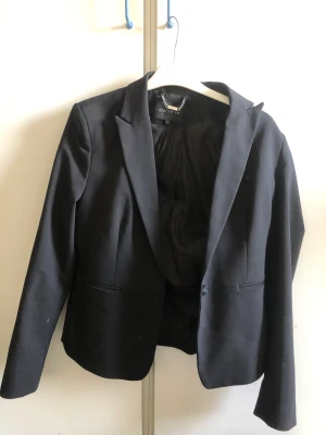 Kavaj - Säker min kavaj som sitter lite som en kort kappa, skitsnygg oversize 💕💕den är i stolek s men sitter perfekt oversize på mig som vanligtvis har stolek s