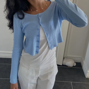 Kofta - Säljer min tröja som kan använda som en topp eller en kofta.