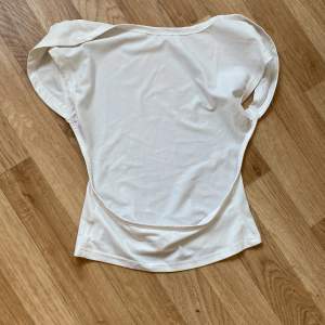 Säljer denna T-shirt med öppen rygg, fint skick för den är endast testad!🤍