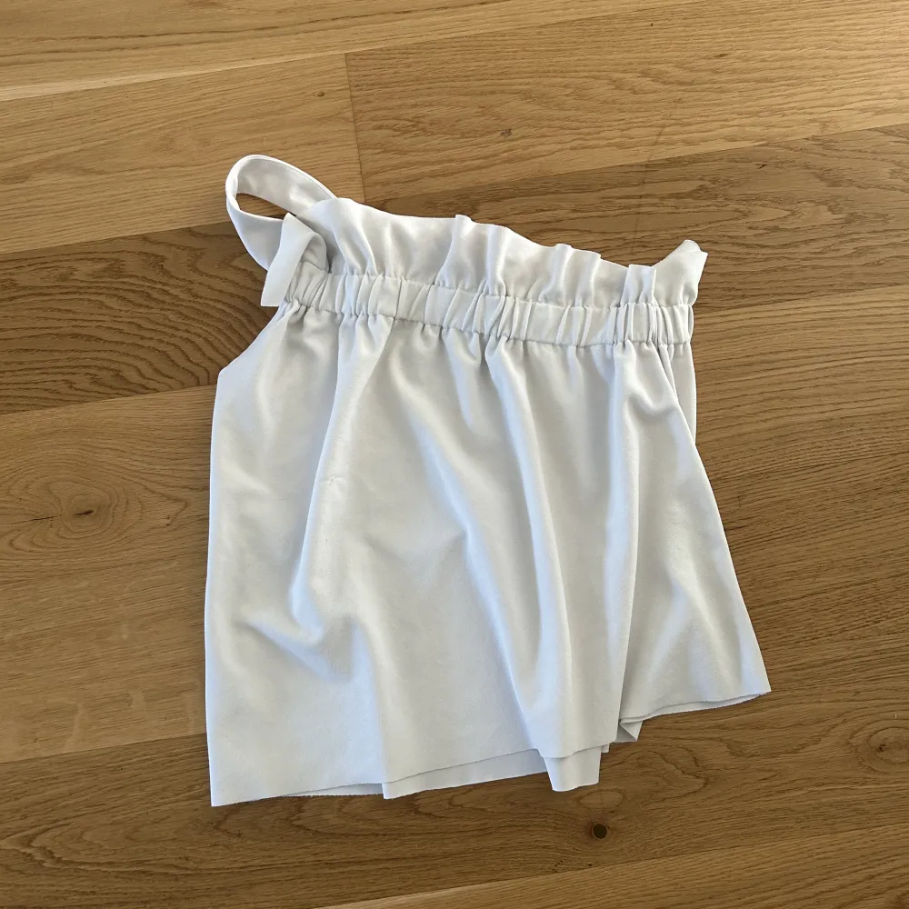 Supersnygg blus från zara fast jag köpte den från sellpy🥰superbra skick. Köpte den för 300kr. Blusar.