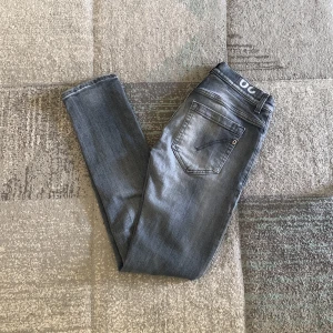 Dondup George Jeans - Tja, säljer mina riktigt feta dondup jeans för ett schysst pris då dom är för små för mig. Jeansen är köpta på nk för 3199kr och skicket är 9/10.          /Khaled