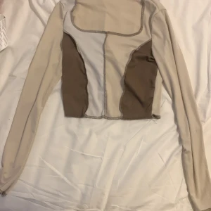 Tröja - Tröja som går ungefär till maglängden, lätt att ha på sig, skönt material.