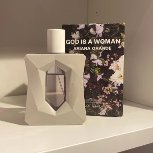 God is A Woman Ariana Grande parfym - jämförs pris: 650 kr  ungefär 30% änvant 50ml sommrig parfym med noter av päron, frukt, vanilj och lavender från ariana grande som kommer med kartongen - pris kan distukeras och kom privat om angående något annat 