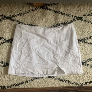 Vit linnekjol - Vit linnekjol med en liten slits 