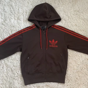 Adidas kofta - Adidas kofta i fint skick, storlek xs men passar även en S. Adidas trycket är i velour. Vill du köpa är det bara att trycka på ”köp nu” finns annonsen kvar finns koftan kvar.