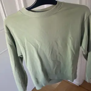 Skön grön tröja från monki säljer för kommer inte till användning (xxs)