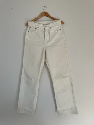 Weekday Rowe  - Weekday vita Rowe  W27 L32 Avklippta så längd är 30/32