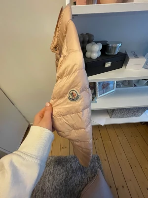 Moncler jacka  - Säljer denna moncler jackan i färgen rosa. Den är mycket använd men i gott skick! Super fin till våren när man vill ha en tunnare jacka. Säljer då det är dags att köpa en ny för mig ❤️kan tänka mig att sänka priset!