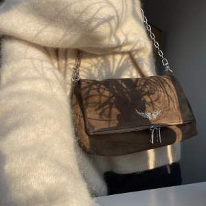 Säljer denna snygga väska från Zadig et Voltaire!💗Den är i Rocky modellen så den är väldigt rymlig! Väskan är i brun mocka, väskans färg & ”kvalite” syns tydligast på bild 2!💗 Den är förövrigt annars i väldigt bra skick, rengjord igår! Kan gå ner i pris!💕