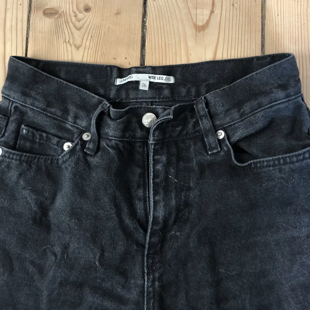 Ett par wide leg jeans fråg junkyard (mid waist). Jätte bra skick inga fel på plagget, knappt använda. 200kr+frakt. Jeans & Byxor.