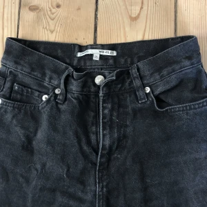 Jeans - Ett par wide leg jeans fråg junkyard (mid waist). Jätte bra skick inga fel på plagget, knappt använda. 200kr+frakt