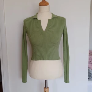 Ribbtickad tröja - Grön ribbstickad långärmad tröja med krage. Superfint skick