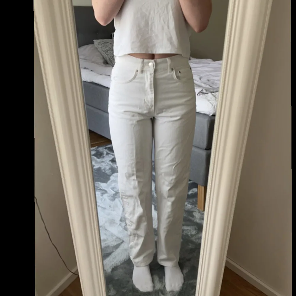 Jättefina raka vita jeans, endast använda 1 gång tidigare. Dom är hela och fina! Jeansen heter Perfect jeans.. Jeans & Byxor.