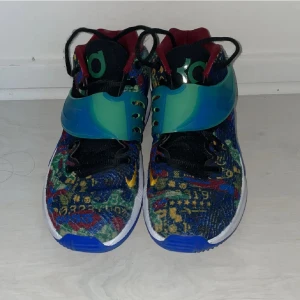Basketskor KD 14 - Ky-d KD 14 Storlek 40.5 Skick 8/10 Pris kan diskuteras 