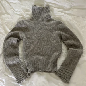 Ullpolo - Jättefin tröja i ull, tyvärr är den krympt i tvätten.. från United Colors of Benetton. Storlek M egentligen men skulle säga att den är XS nu! Ullmaterial så en aning stickig!