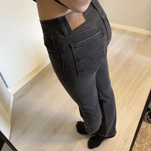 Levis jeans - Säljer mina Levis jeans då de sitter lite tight på mig tyvärr! Färgen är washed black och modellen heter middy straight. De är raka och låga i midjan. Längden passar bra om du är runt 170cm.  Storlek 27/31 vilket är som en 36 ca.