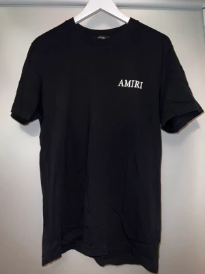 Amiri Shaded Cherub T-Shirt - Säljer denna för att den är för stor, Denna tröjan är köpt från Ssense.com för 2700 ungefär, säljer den för 1200kr skicket är mycket bra använd 3-4 gånger.