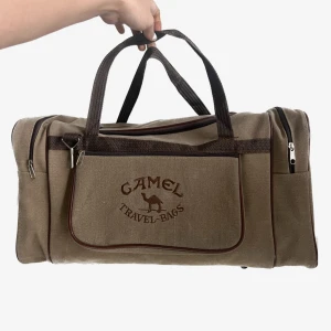 Vintage Camel travel bag - Säljer nu min super fina packväska i extremt bra skick! Det enda är att en av dragkedjorna på de stora facket inte funkar men man behöver ju bara en för att kunna stänga den ! Rymlig med massa fack! Inte sätt någon sådan på svensk marknad ! 