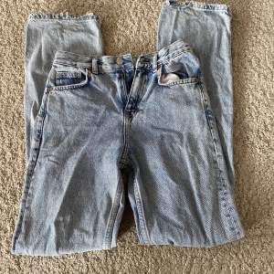 ljusblåa jeans från Mango i storlek xs/34 men passar även S/36. Raka och högmidjade, använda ett flertal gånger vilket kan synas längst ner på benen!
