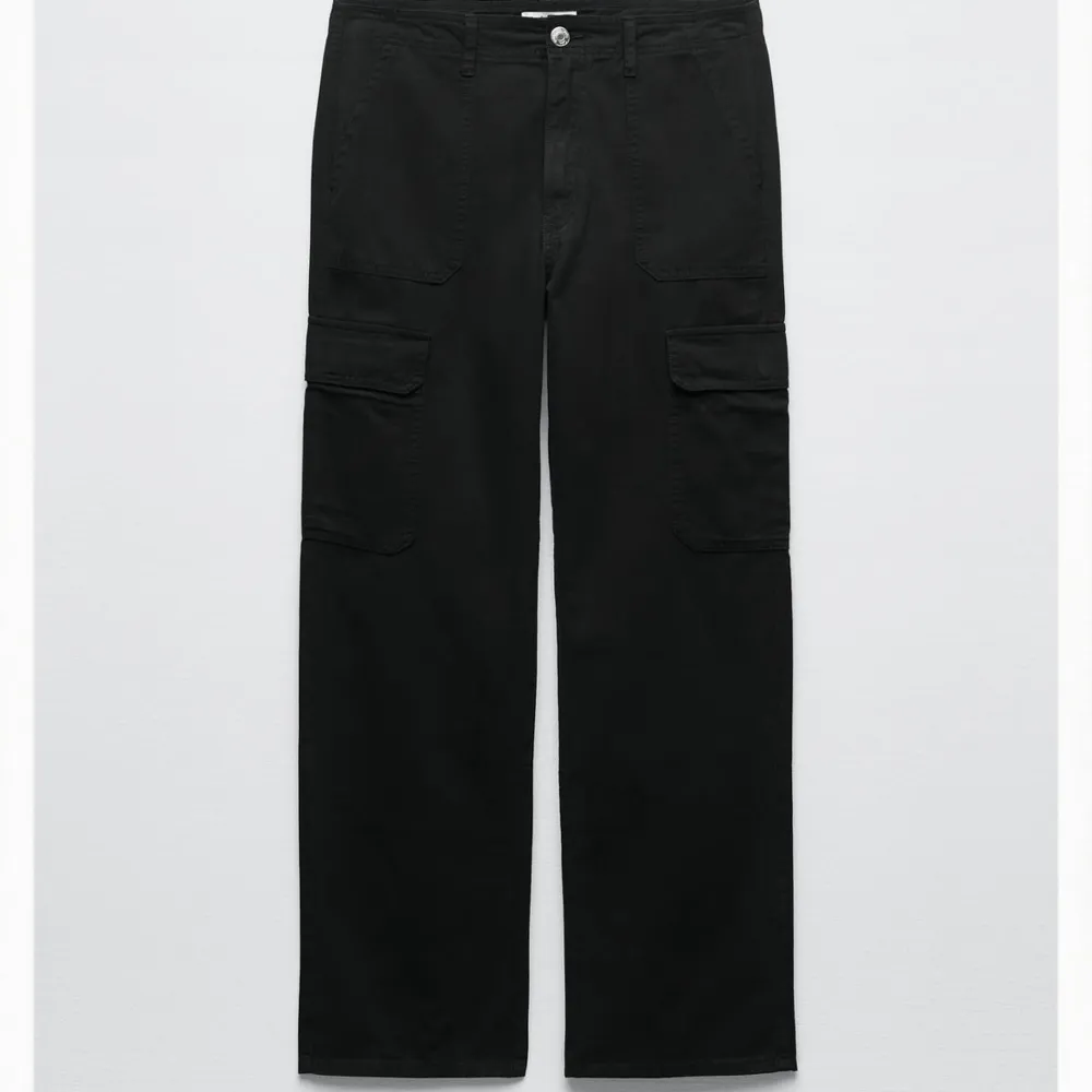 Cargo byxor från Zara i storlek 34, använda några gånger! 💜. Jeans & Byxor.