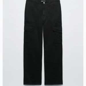 Cargo byxor  - Cargo byxor från Zara i storlek 34, använda några gånger! 💜