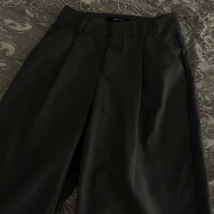 Kostymbyxor  - Gråa kostymbyxor från Gina, bara använda några gånger 