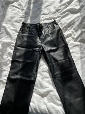 Skinnbyxor - Jättefina skinnbyxor i rak modell med vita sömmar. I nyskick då jag använt dom 2 gånger. Storlek 40!