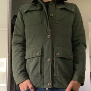 J Lindeberg Jacka - Snygg och varm J Lindeberg jacka perfekt nu till höst och vintern! Mycket fint skick, inga tecken på användning. Modellen på bilden är 185 88 kg! Nypris 4000