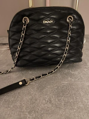 DKNY väska  - DKNY väska säljes. Sparsamt använd.