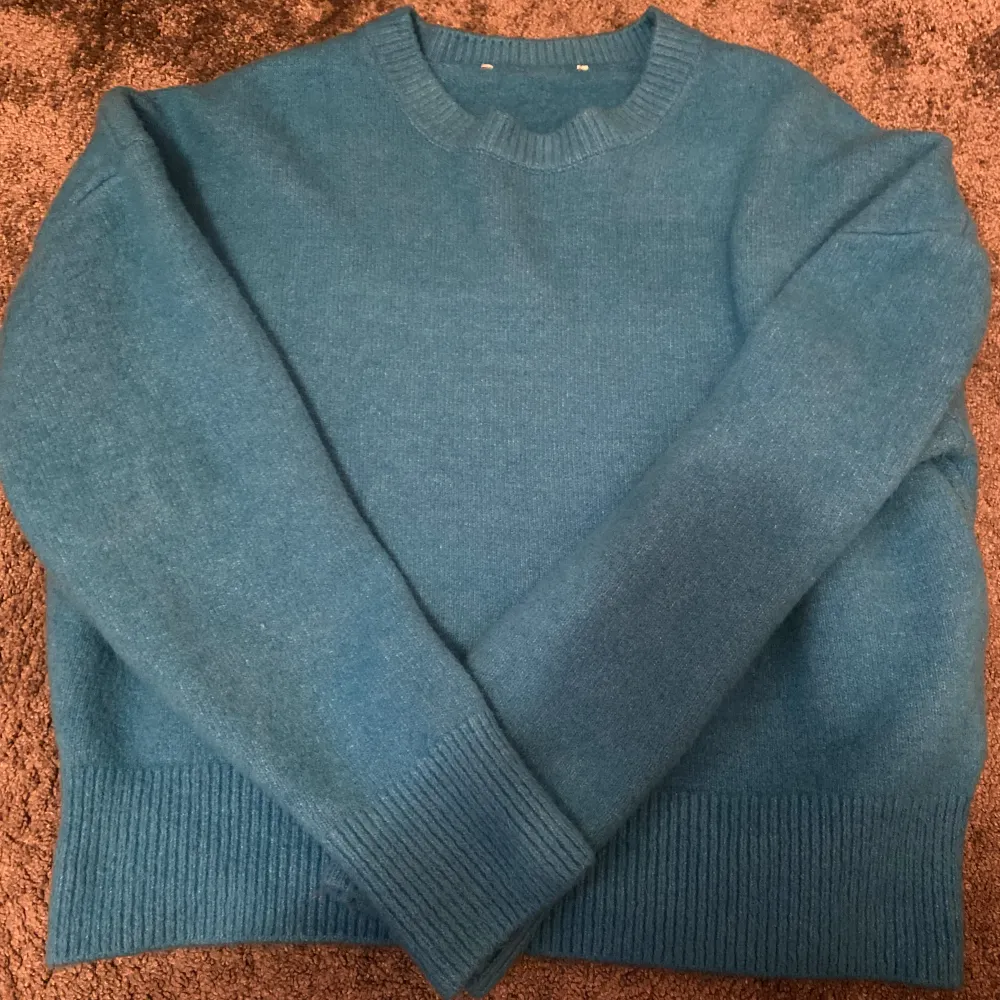 Säljer denna fina tröja från zara, då den nt kom till användning. Finns inte längre på hemsidan. Använd några gånger. Perfekt nu för höst/vinter. Inga defekter. 250 kr plus frakt.💗. Tröjor & Koftor.