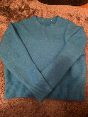 Zara stickad tröja - Säljer denna fina tröja från zara, då den nt kom till användning. Finns inte längre på hemsidan. Använd några gånger. Perfekt nu för höst/vinter. Inga defekter. 250 kr plus frakt.💗