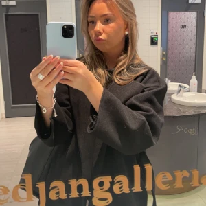 Kappa - Intressekoll på min svarta kappa. Inga defekter kom privat för frågor💕