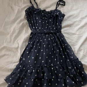 Klänning - Klänning från Abercrombie som jag har vuxit ur, står storlek xl (barnstorleken) skulle säga att den passar xs/ liten s