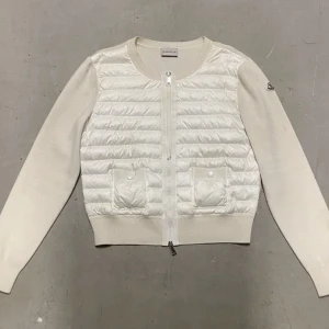 Söker beige moncler cardigan! - SÖKER  beige moncler cardigan! Hör av dig om du har en till ett lågt pris:)