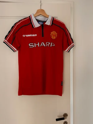 Manchester United Retro 98/99 - Säljer en fotbollströja
