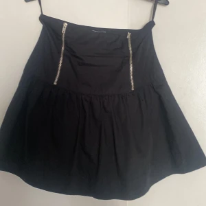 Kjol - Svart kjol med fungerande dragkedjor, de går väldigt högt upp så kan vara lite obekväma om man inte är van