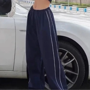 Baggy byxor🩷 - Super coola byxor i bra kvalitet. Säker pga råkade köpa 2 styck. Använder hela tiden super snygga och trendiga!😌