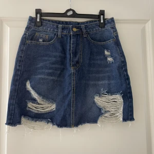 Jeanskjol - Jeanskjol som används fåtal gånger, i mycket 