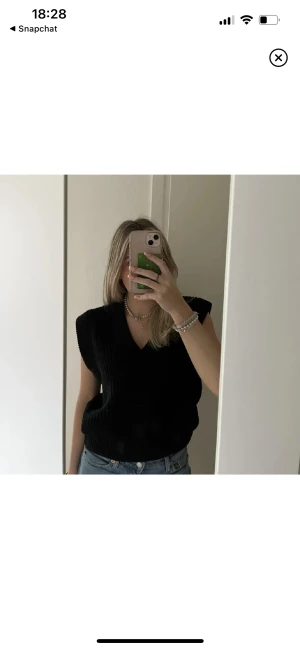 Svart stickad väst - Svart stickad väst från gina tricot💕 använd några gånger men väldigt bra skick, inga defekter!