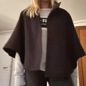 Kappa/cape - Säljer denna snygga kappa/ cape utan ärmar, i toppenskick o passar perfekt på mig som har s i kläder
